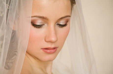  Susannah shows us how easy it is to achieve flawless bridal makeup 