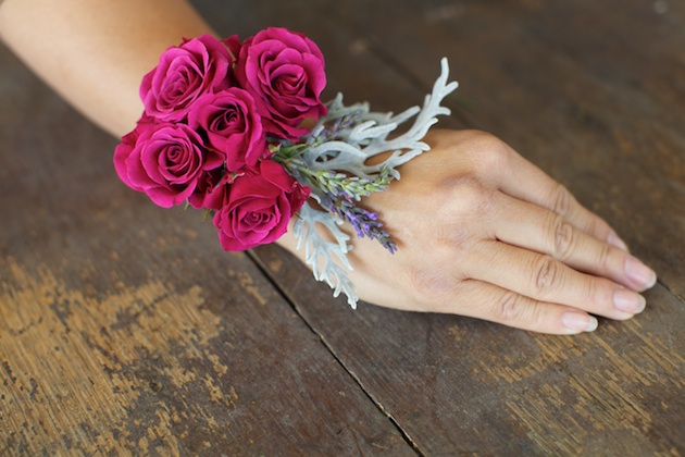 Браслет из цветов своими руками - для выпускного вечера или свадьбы