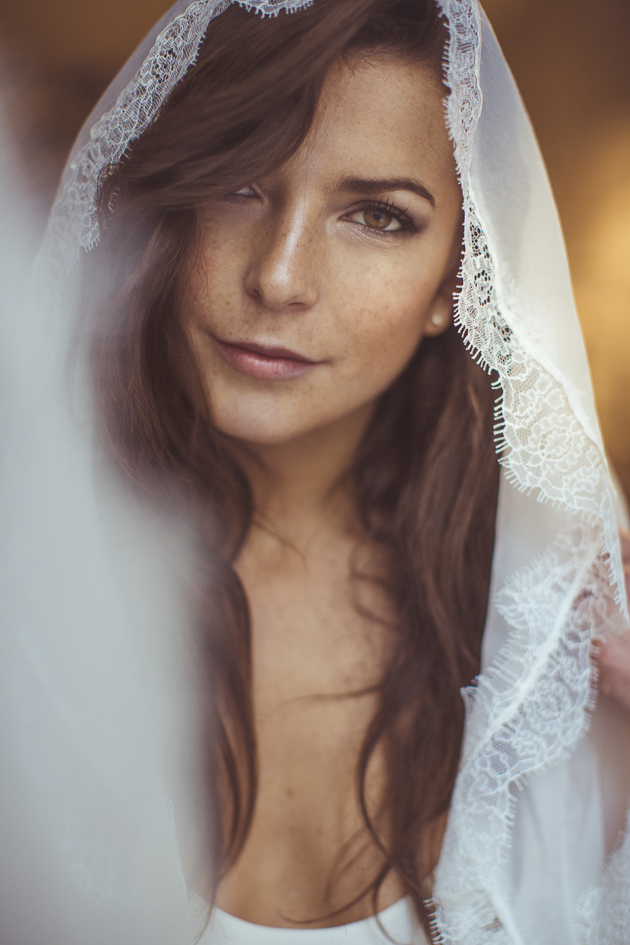 Bride with Natural Make-up, Smokey Eyes and a Veil | Camille Marciano for - Southwest-Boho-Wedding-Inspiration-Camille-Marciano-for-Junophoto-Bridal-Musings-Wedding-Blog-39