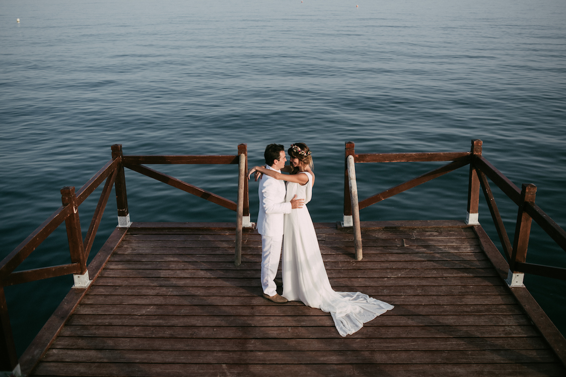 Relaxed All-White Spanish Beach Wedding With Seriously Glamorous Bridal Beauty Style | Sara Lobla Photography 13