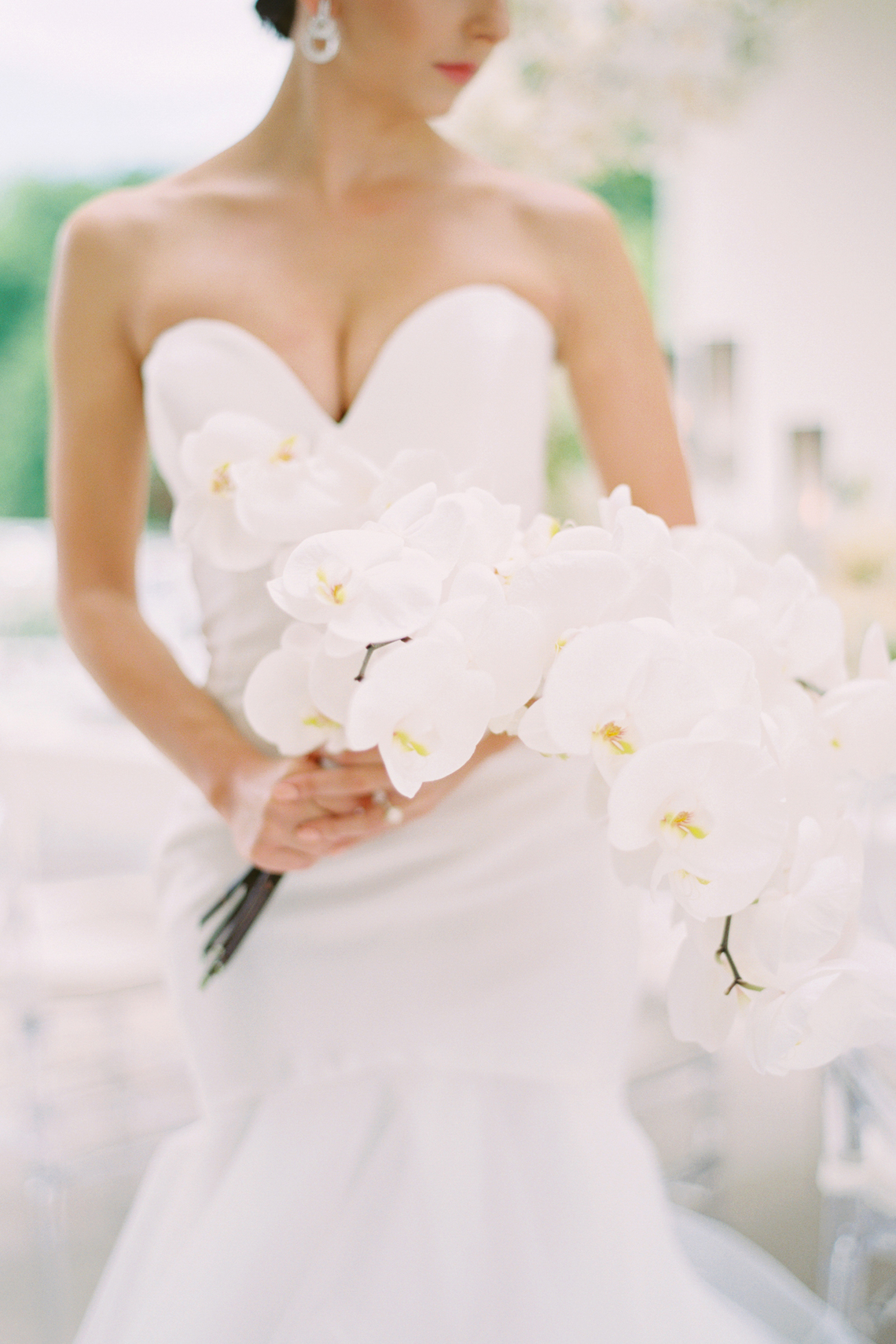 Lucite Love Meets Floral Sculptures; Modern Artistic Wedding Inspiration | Allen Tsai Photography