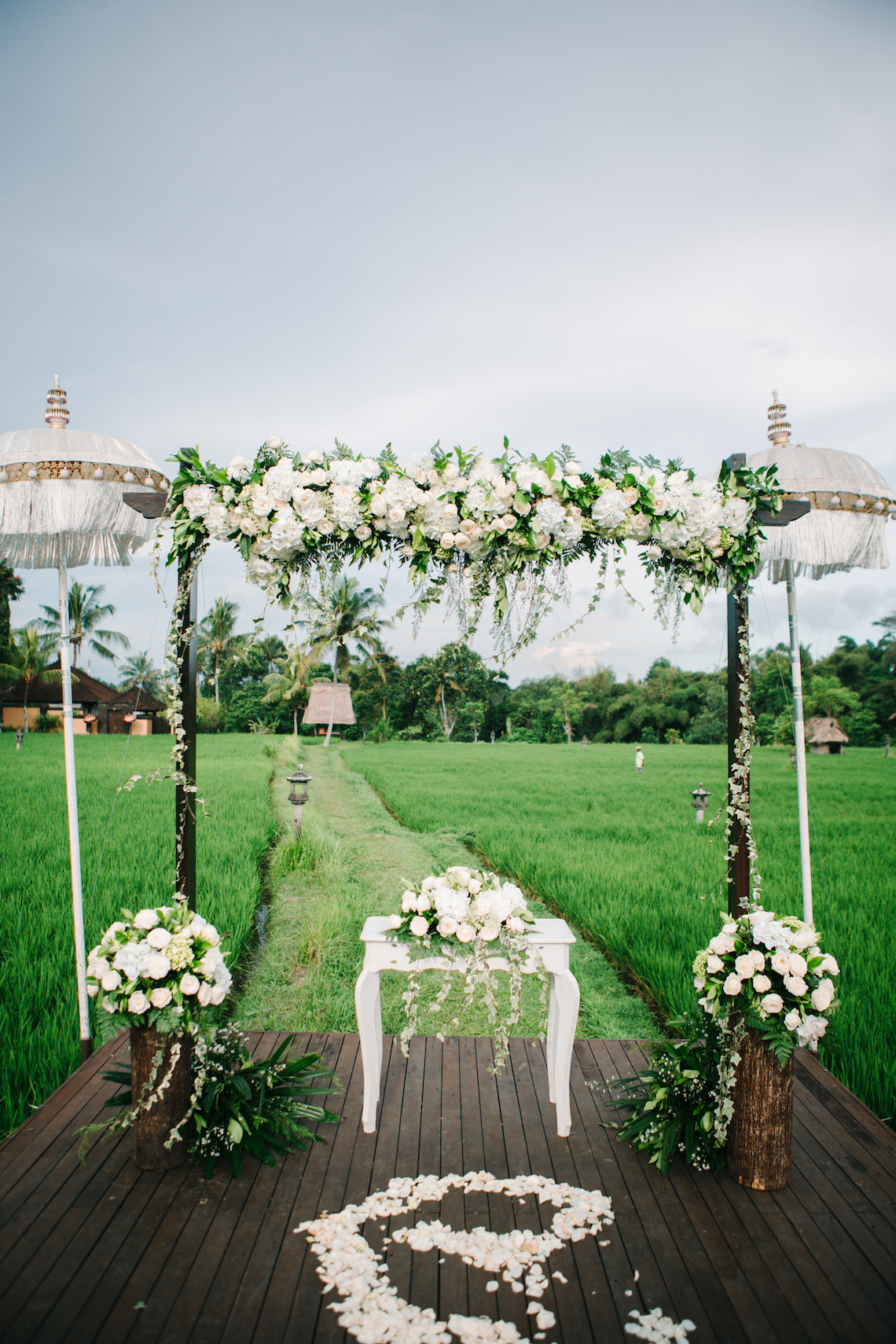 Zen Balinese Wedding Inspiration With A Dazzling Tiara | Nej Photo | Chere Weddings 44