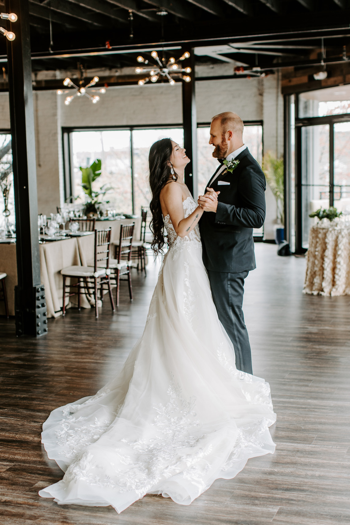 Minimal Tropical Wedding Inspiration With A Surprising Fresh Dinner Idea – Alicia Wiley 24