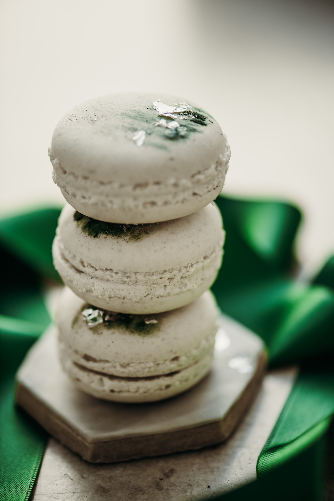 Sleek and Sexy Modern Wedding Inspiration in Emerald – Marcella Cistola 47
