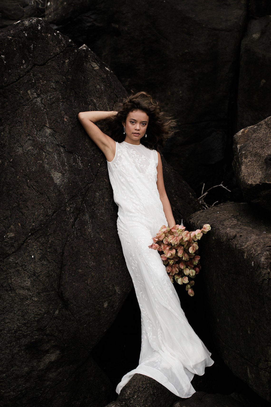 Effortlessly Cool Lava Rock Beach Wedding Inspiration in Byron Bay – Megan Kelly Photo 18