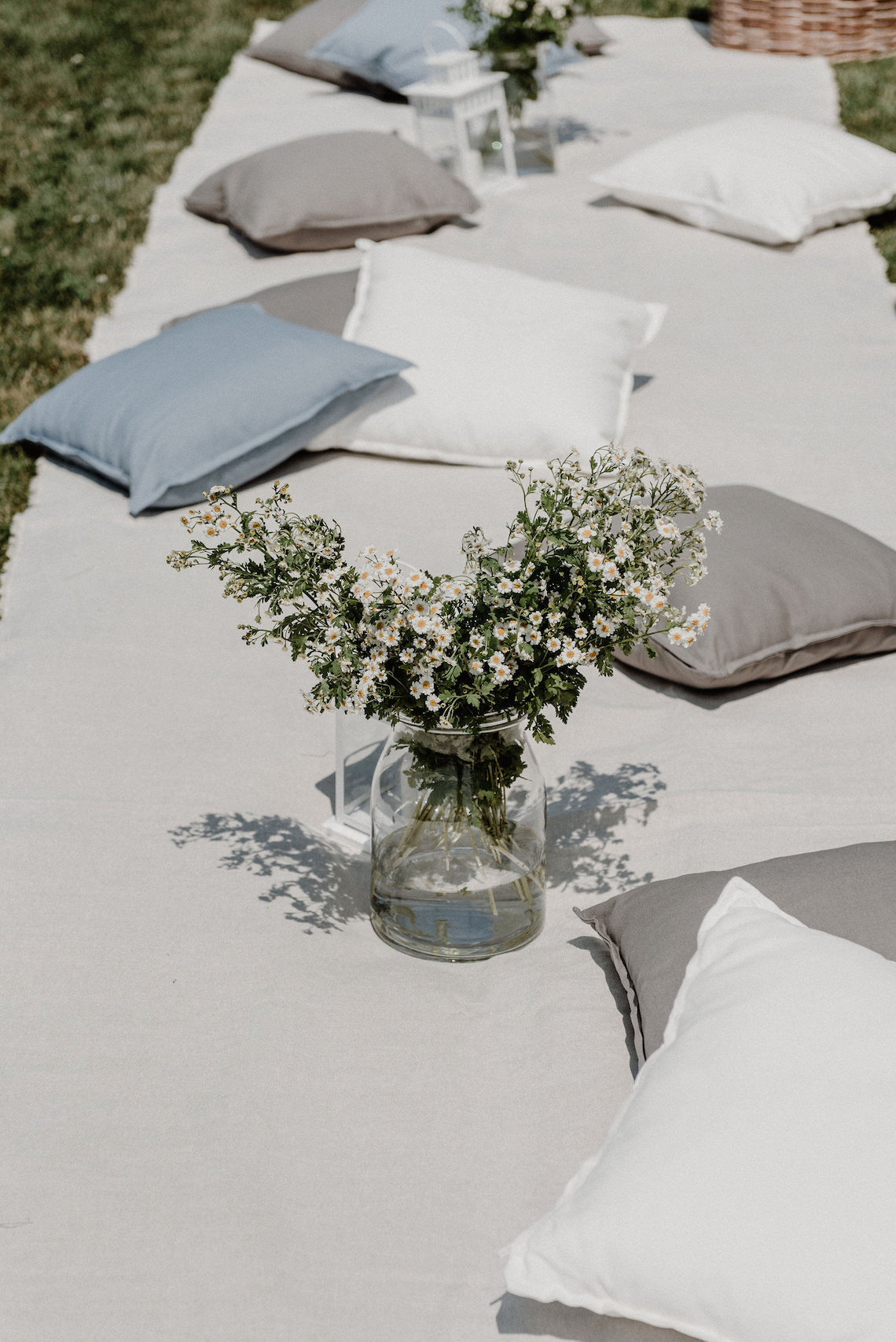 Pretty Meadow Wedding in the Czech Republic – Carols Darkroom 17