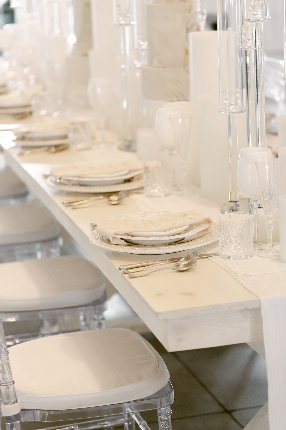 How to Make Your Barn Wedding Glamorous and Luxe – Jubilee Event Design Co – Braestone Farms – White Lotus Wedding Studio – Bridal Musings 41